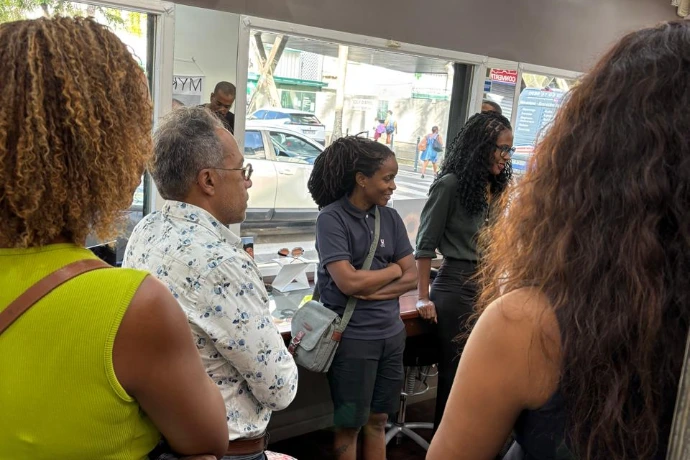 Les clients d'une boutique d'optique découvre la photographie d'iris