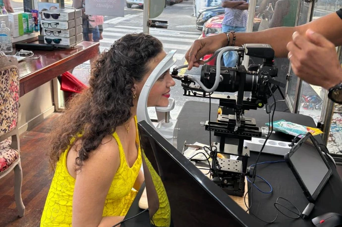 Une cliente se fait prendre l'iris en photo